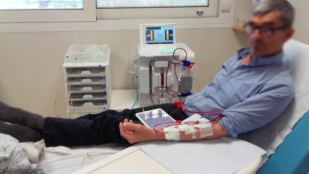 Patient avec un moniteur de dialyse à domicile.